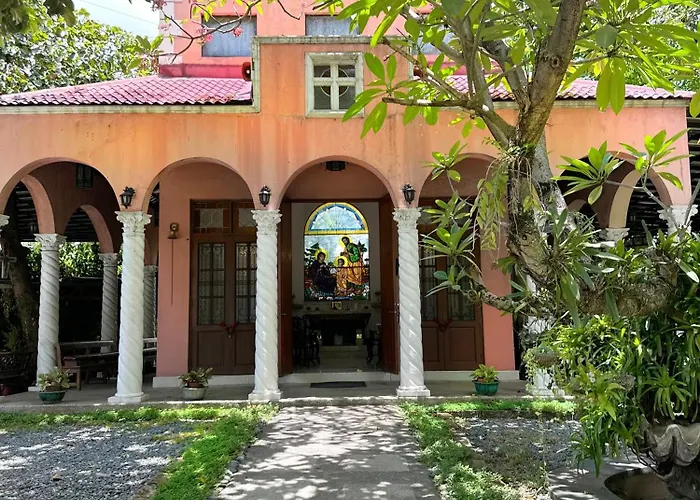 Apartment Miranamin Nest Gumamela - Family In Historic With Indoor Plunge Pool, Garden View, Pet-friendly, Self-service Breakfast Manila