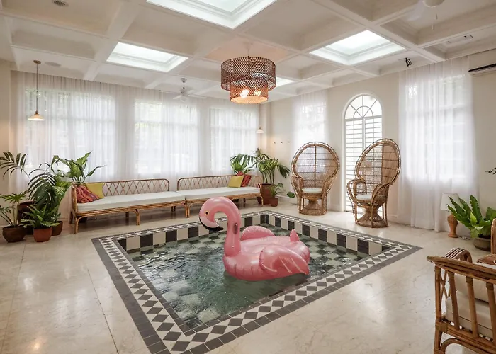 Apartment Miranamin Nest Gumamela - Family In Historic With Indoor Plunge Pool, Garden View, Pet-friendly, Self-service Breakfast *