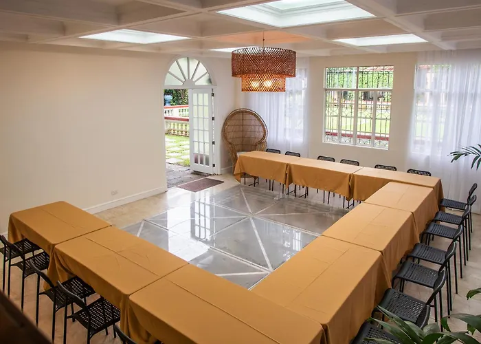 Miranamin Nest Gumamela - Family In Historic With Indoor Plunge Pool, Garden View, Pet-friendly, Self-service Breakfast Manila
